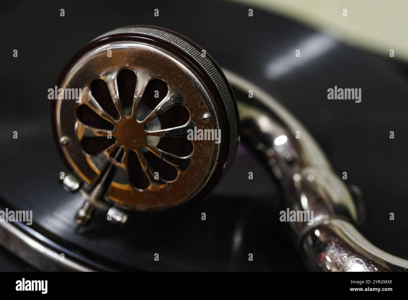 Ago di un vecchio fonografo e disco in vinile nero, foto ravvicinata con messa a fuoco morbida selettiva Foto Stock