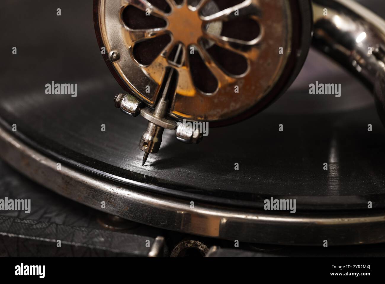 Ago di un fonografo vintage e disco in vinile nero, foto ravvicinata con messa a fuoco morbida selettiva Foto Stock