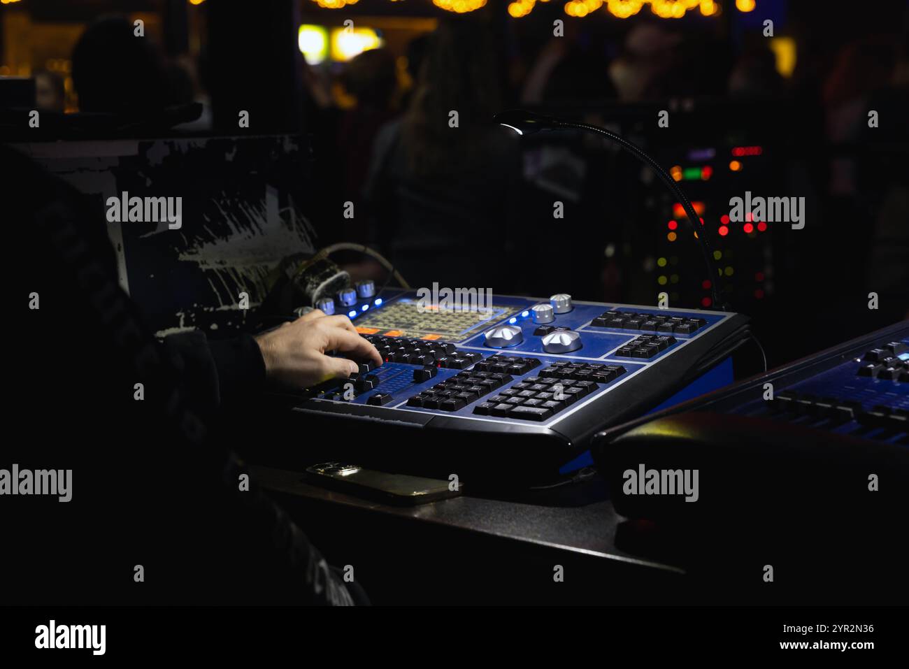 Il tecnico del suono lavora su una console di mixaggio, foto ravvicinata con messa a fuoco morbida selettiva Foto Stock