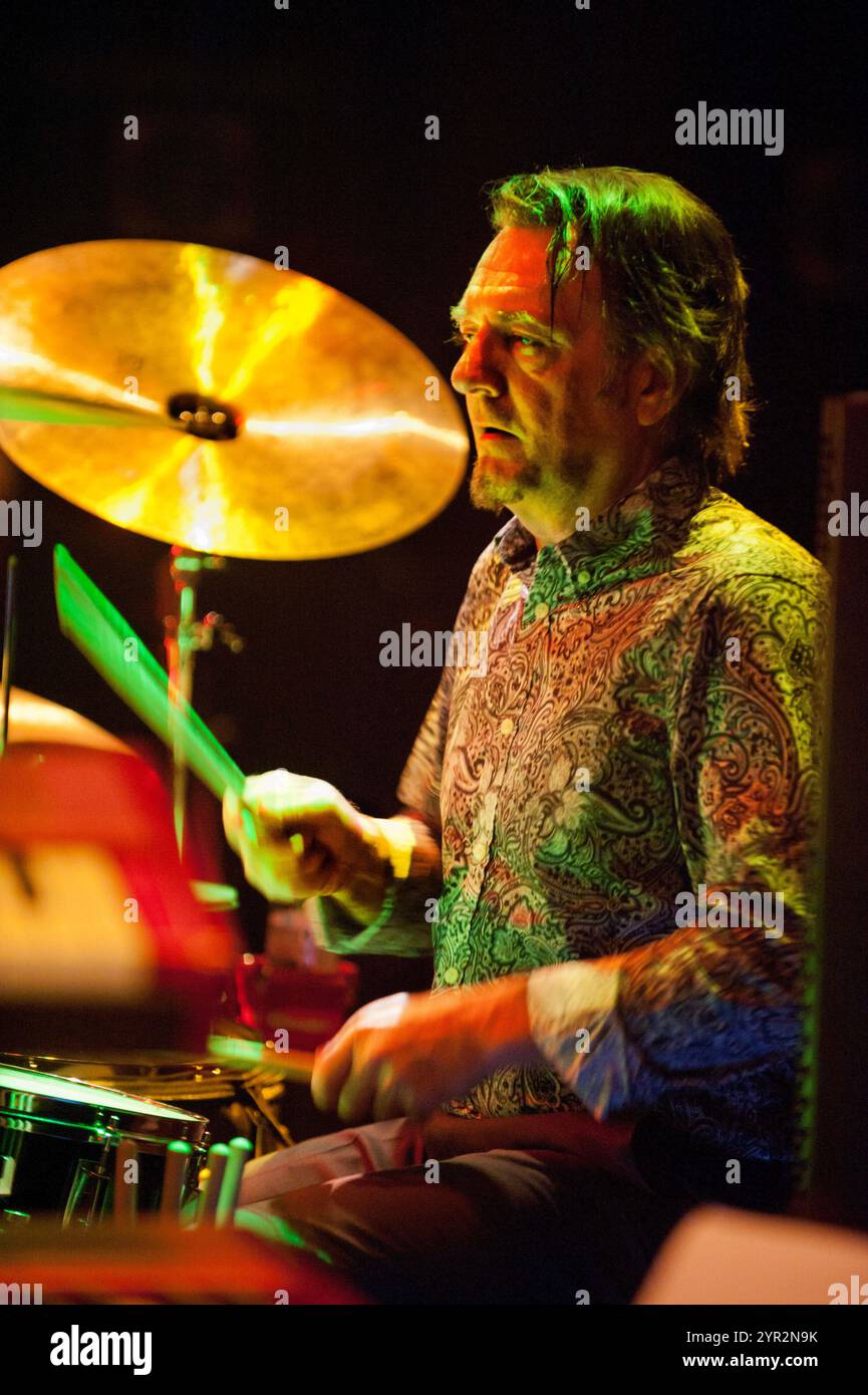 Il batterista John Doyle con la sua band "Magazine" a Shepherds Bush Empire, 10 novembre 2011. Foto Stock
