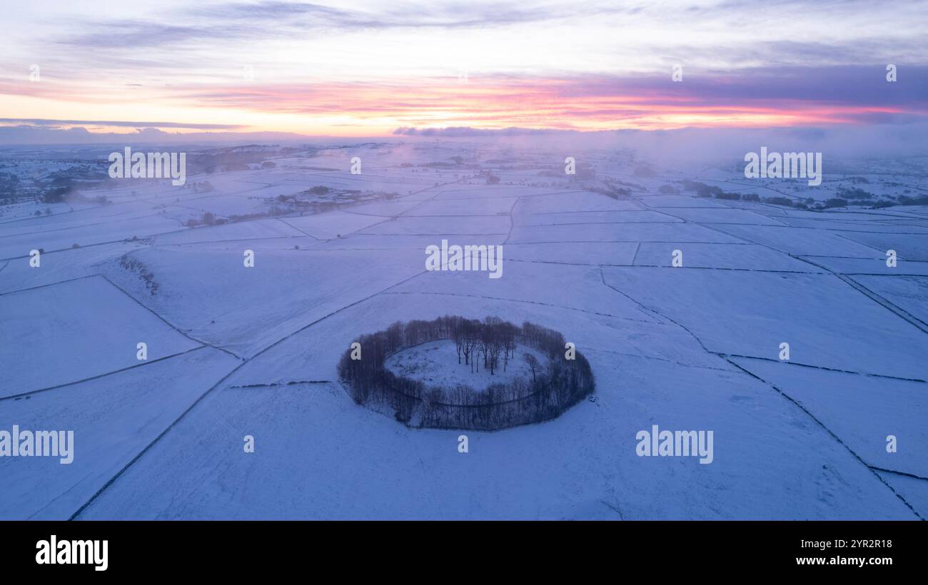 20/11/24 dopo una notte di temperature inferiori allo zero nel Peak District, l'alba si rompe sul paesaggio ghiacciato che circonda Minninglow. Minninglow e' il Th Foto Stock