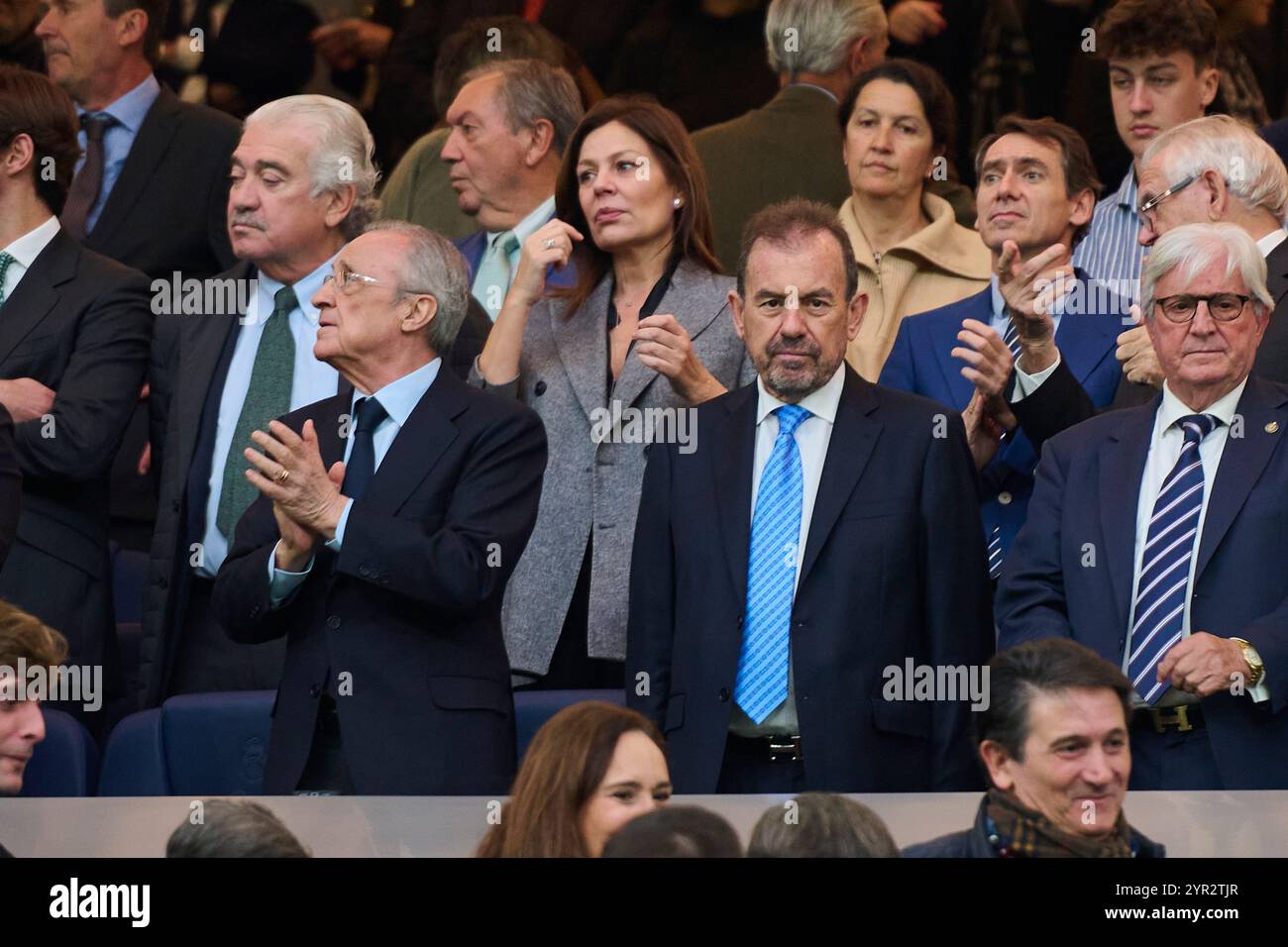 MADRID, SPAGNA - 1 DICEMBRE: Florentino Perez Rodriguez proprietario del Real Madrid e Angel Torres proprietario del Getafe CF guarda prima della partita LaLiga EA Sports tra Real Madrid e Getafe CF allo stadio Santiago Bernabeu il 1° dicembre 2024 a Madrid, Spagna. (Foto di Francisco Macia/Photo Players Images/Magara Press) Foto Stock