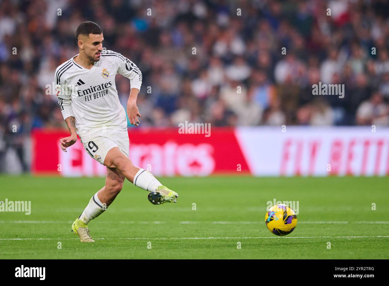 MADRID, SPAGNA - 1 DICEMBRE: Centrocampo centrale del Real Madrid Dani Ceballos in azione durante la partita LaLiga EA Sports tra il Real Madrid e il Getafe CF allo stadio Santiago Bernabeu il 1° dicembre 2024 a Madrid, Spagna. (Foto di Francisco Macia/Photo Players Images/Magara Press) Foto Stock