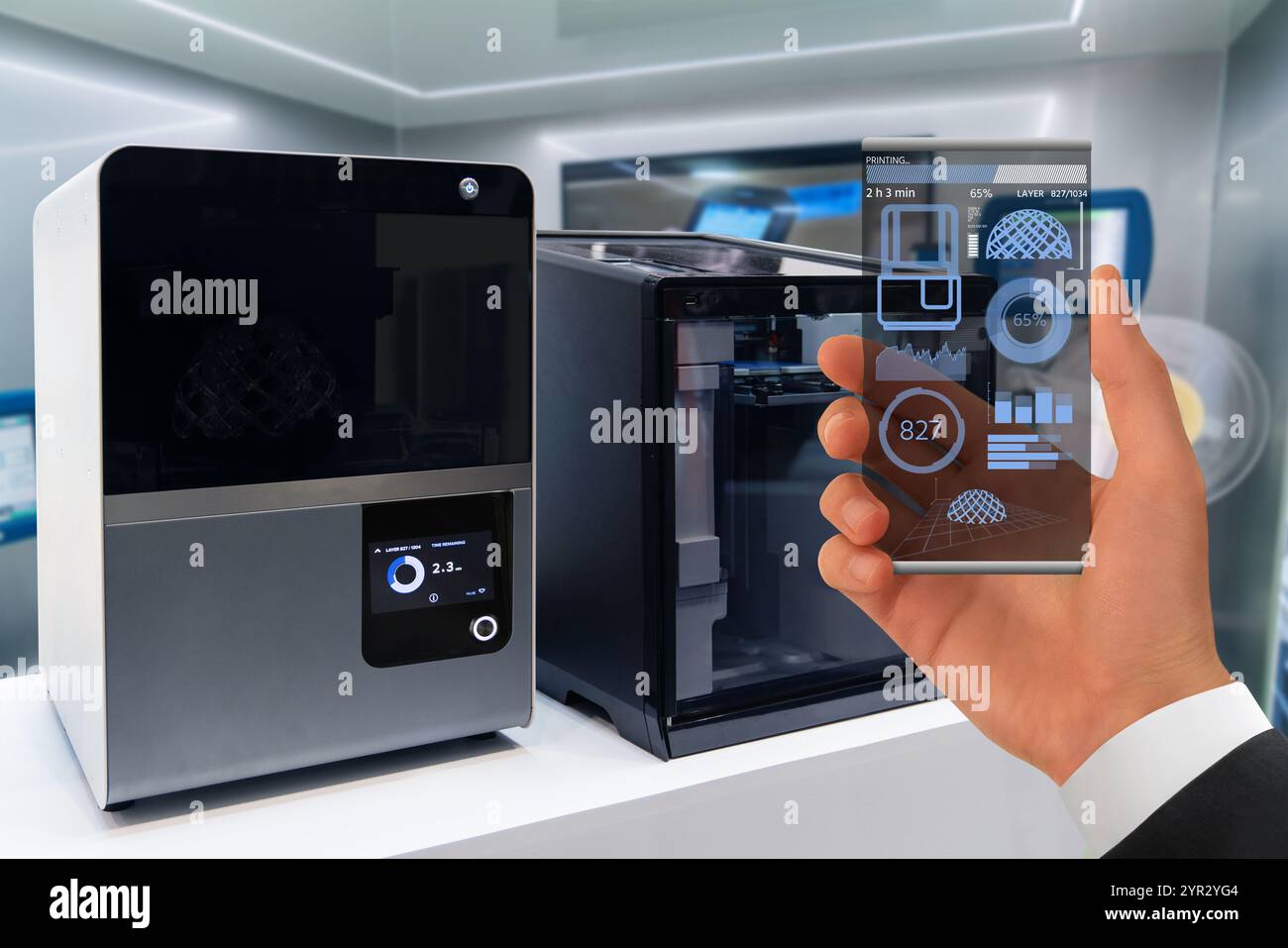 Mano con futuristico smartphone trasparente. Domanda di controllo stampante 3D in laboratorio. Foto Stock