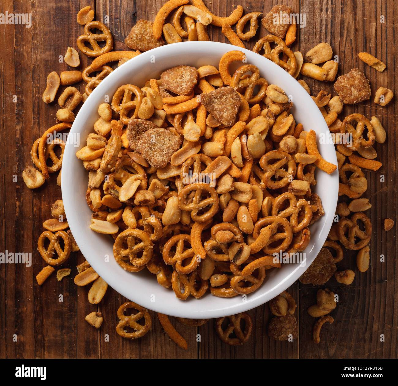 Spuntini assortiti nel recipiente da portata Foto Stock