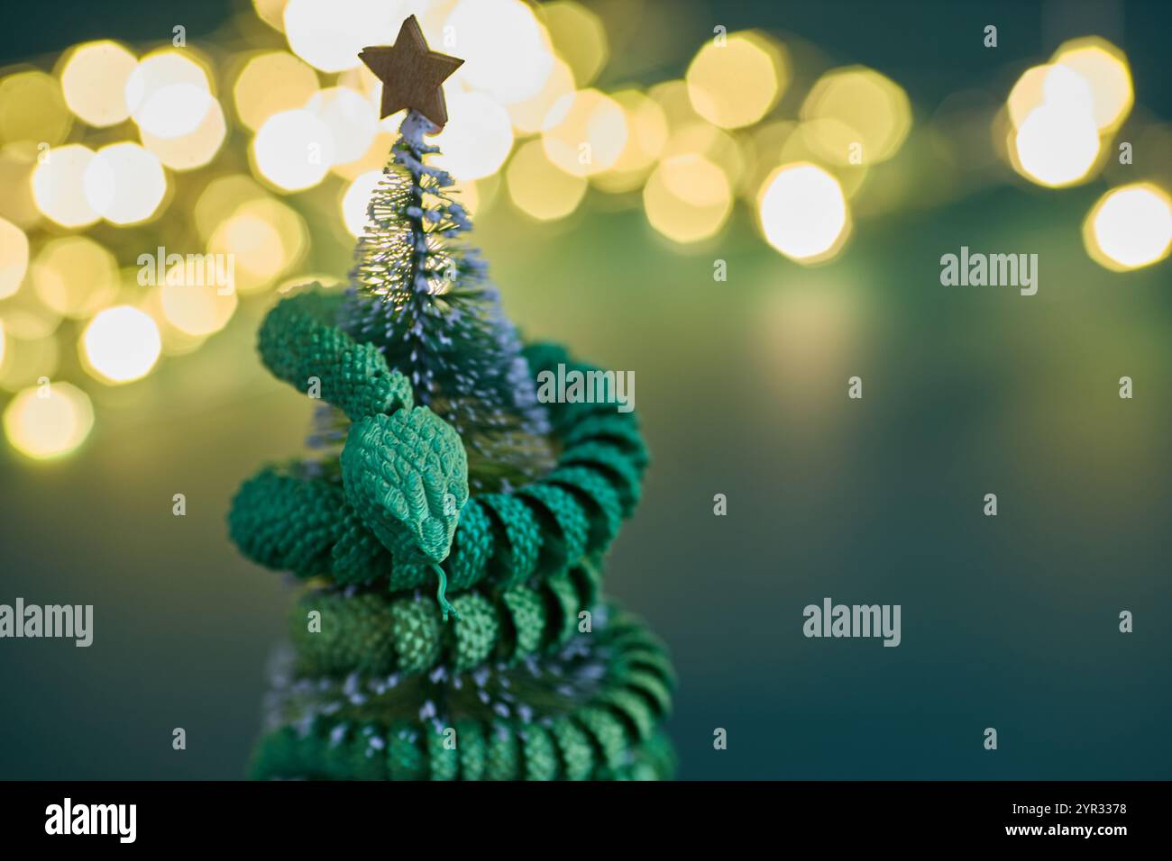 Capodanno cinese. Un vivace serpente verde intrecciato sull'albero di natale Foto Stock