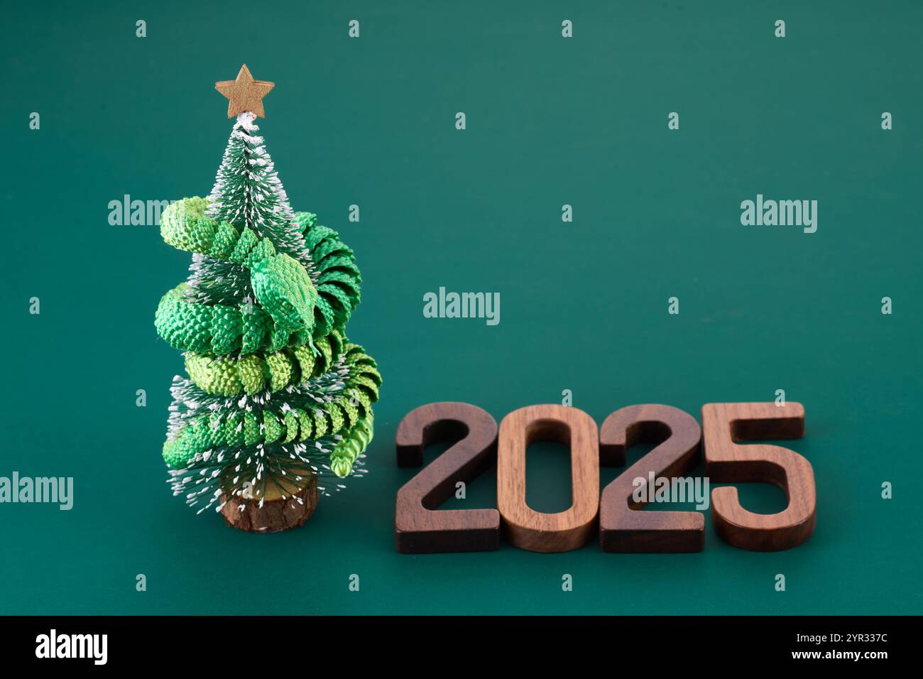 Capodanno cinese. Un vivace serpente verde intrecciato sull'albero di natale Foto Stock