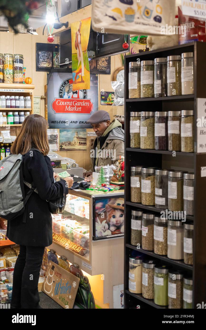 London, Ontario, Canada - Un negozio che vende tè alle erbe biologico al Covent Garden Market. Fondato nel 1845, il mercato quotidiano offre prodotti agricoli Foto Stock