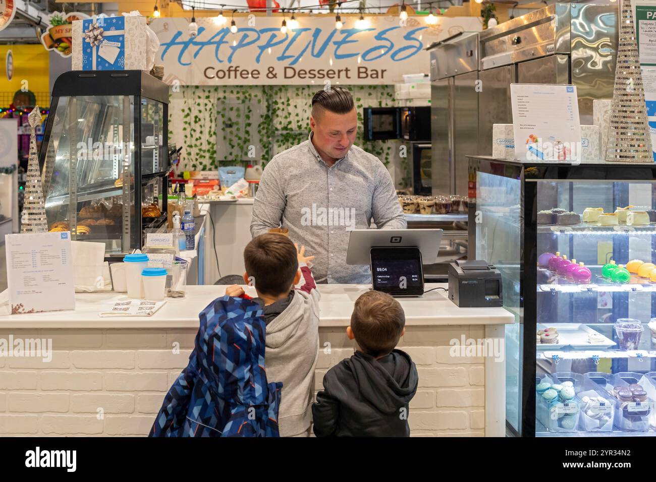 London, Ontario, Canada - bambini al Happiness Coffee & dessert Bar nel mercato di Covent Garden. Fondato nel 1845, il mercato giornaliero offre agli agricoltori Foto Stock