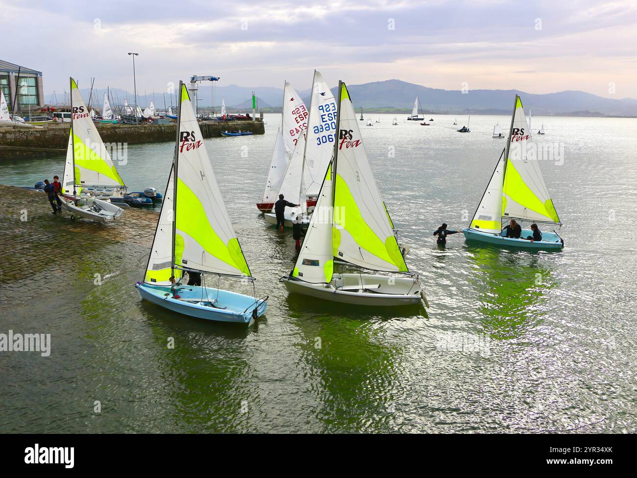 Piccoli gommoni di ritorno alla scuola di vela Santander Bay Cantabria Spagna Centro Especializado De alto Rendimiento De Vela Príncipe Felipe Foto Stock