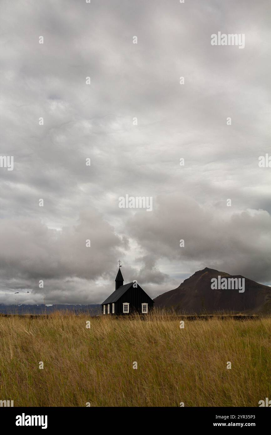 L'iconica chiesa nera di Búðir si erge contro il paesaggio islandese. Foto Stock