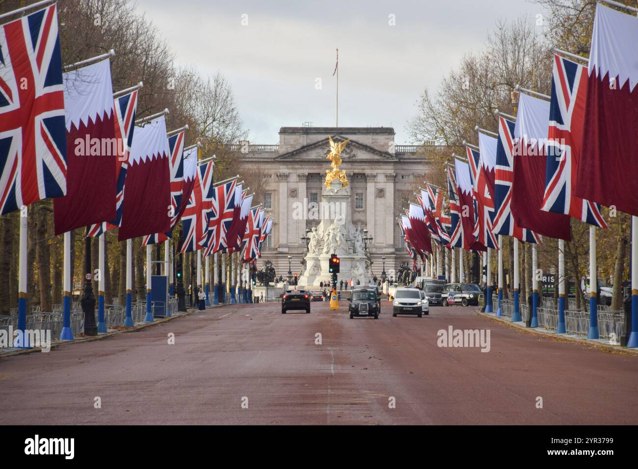 Londra, Regno Unito. 2 dicembre 2024. Le bandiere del Qatar e le Union Jacks fiancheggiano il Mall che porta a Buckingham Palace prima della visita di Stato dell'Emiro del Qatar, lo sceicco Tamim bin Hamad al Thani. Crediti: Vuk Valcic/Alamy Live News Foto Stock