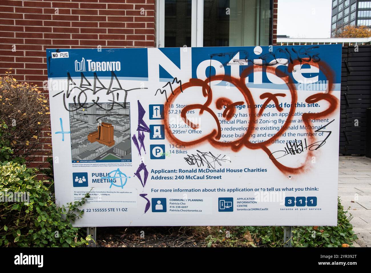 Avviso di cartello di riqualificazione contrassegnato con graffiti per Ronald McDonald House in McCaul Street nel centro di Toronto, Ontario, Canada Foto Stock