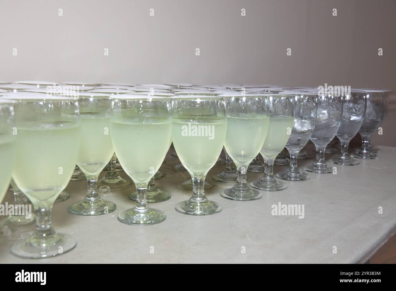 Rinfrescante limonata e bicchieri d'acqua sul tavolo del buffet - elegante esposizione di bevande Foto Stock