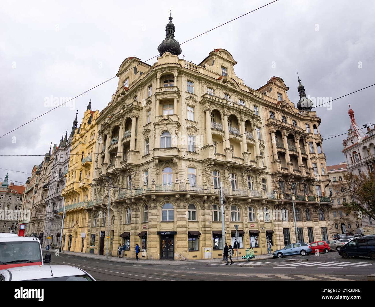 Architettura a Praha 2. Vecchi edifici in via Masarykovo nábřeží. Lo stile architettonico è Art Nouveau con molti elementi floreali. Foto Stock
