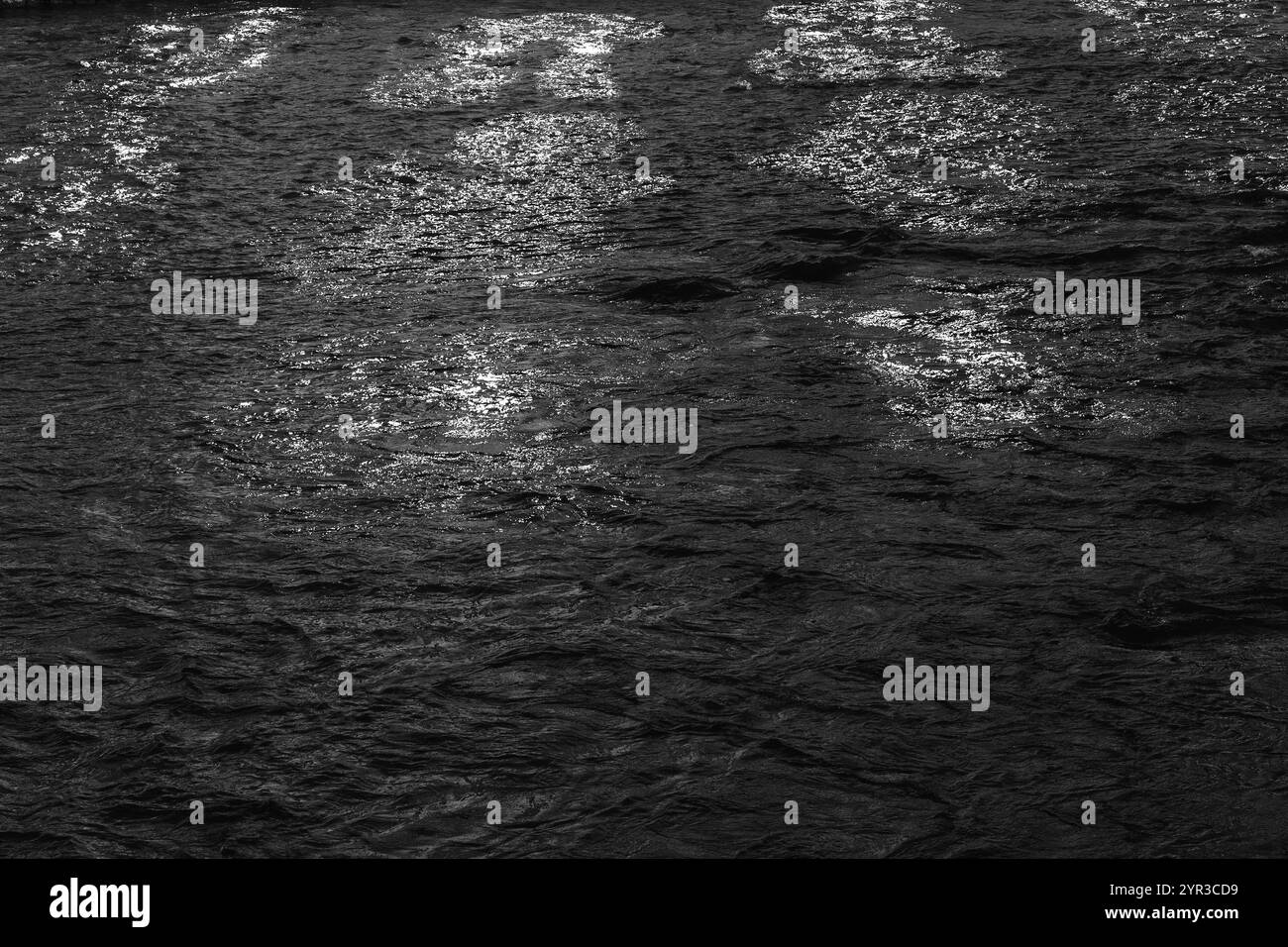 Riflessioni monocromatiche: Forme astratte sul fiume Vardar, Skopje Macedonia 2024 Foto Stock