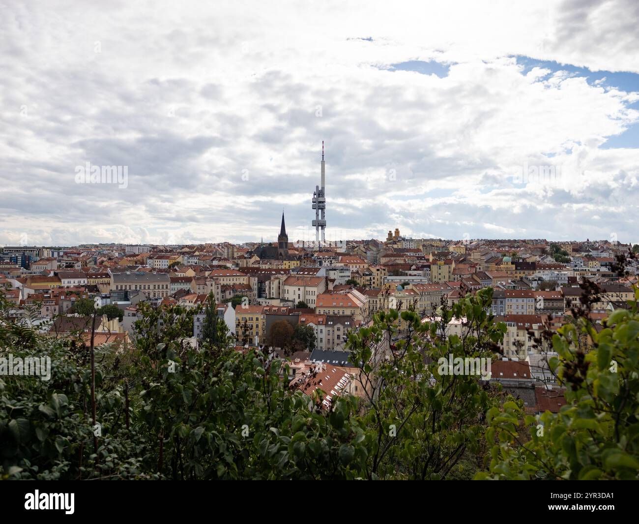 Edificio della torre della televisione di Žižkov nello skyline della città. L'alta architettura e' un famoso punto di riferimento e attrazione turistica. Torre della televisione di Praga. Foto Stock