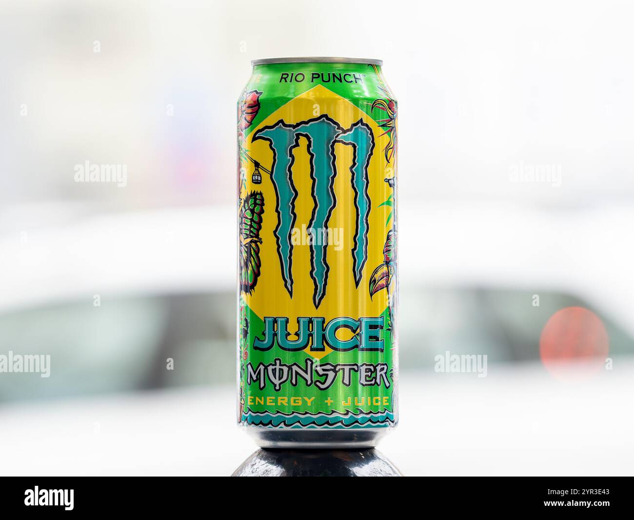 Bevanda Monster Energy Juice Rio Punch. Il design delle lattine si ispira alla bandiera brasiliana e ai simboli di Rio de Janeiro. Il sapore è esotico fruttato. Foto Stock