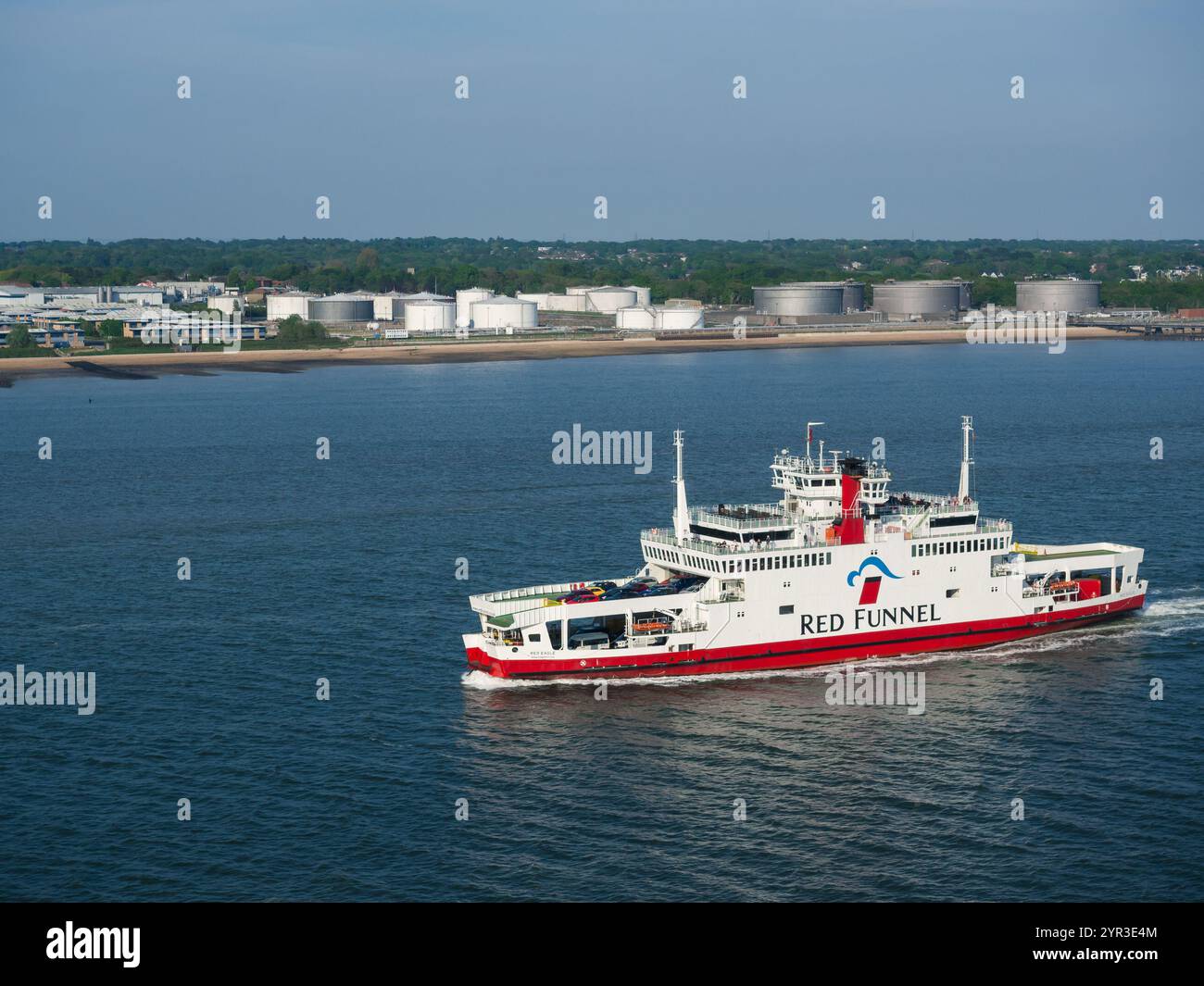 Il traghetto ro-ro della Red Funnel Line Red Eagle naviga da Southampton all'Isola di Wight con la costa dell'Hampshire sullo sfondo. Foto Stock