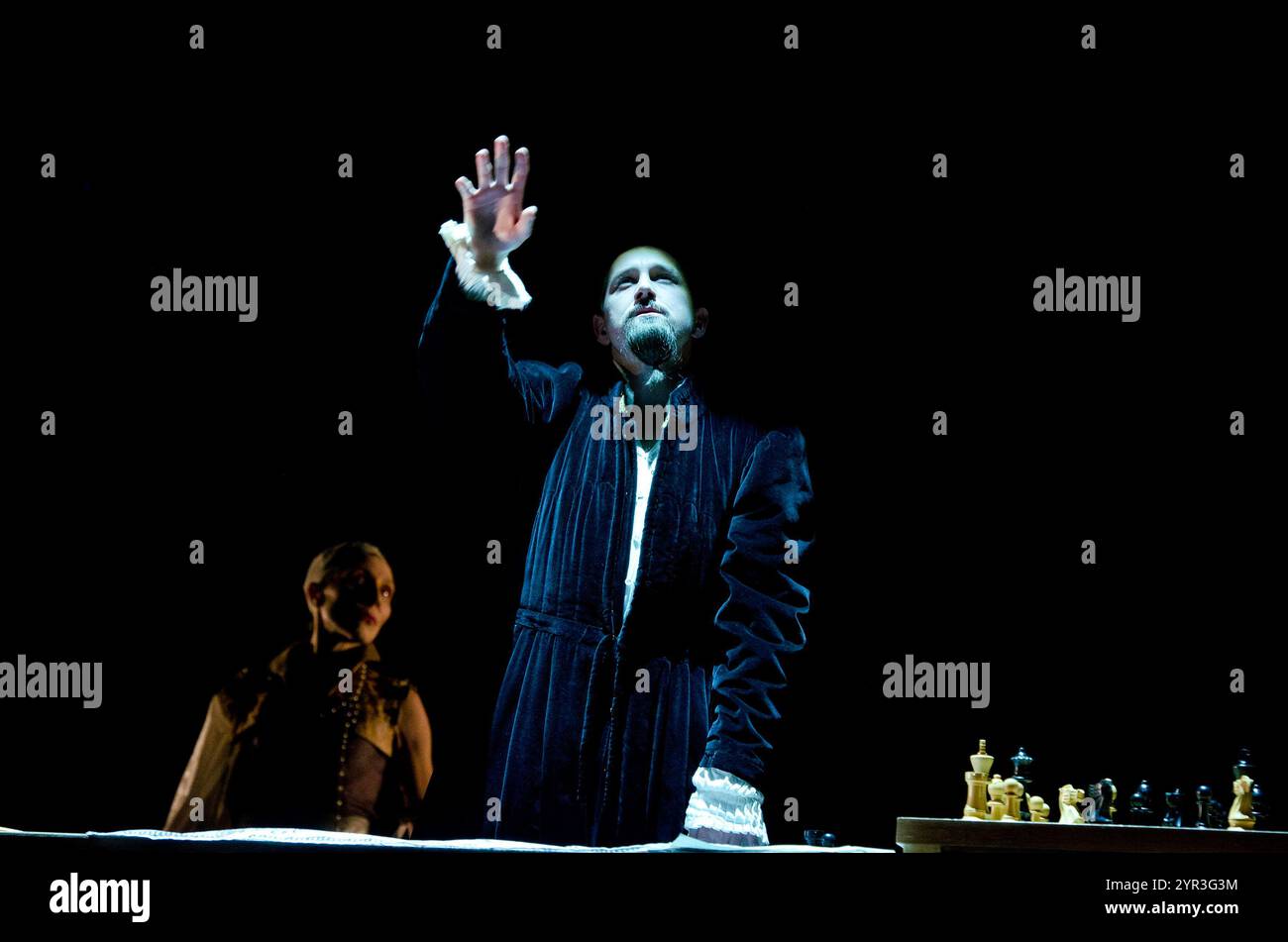 Bertie Carvel (John Dee) in DR DEE al Palace Theatre, Manchester, Inghilterra 01/07/2011 a Manchester International Festival (MIF), ENO & London 2012 Festival co-produzione co-creatore e compositore: Damon Albarn direttore: Andre de Ridder Set design: Paul Atkinson costumi: Katrina Lindsay illuminazione: Paule Constable movimento: FRONTIC Assembly video design: 59 Productions co-creatore e direttore: Rufus Norris Foto Stock