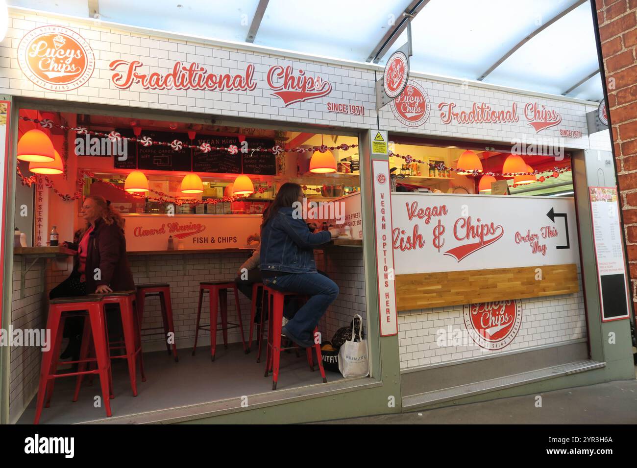 Lucy's Chips food stall, Norwich Market, Inghilterra Foto Stock