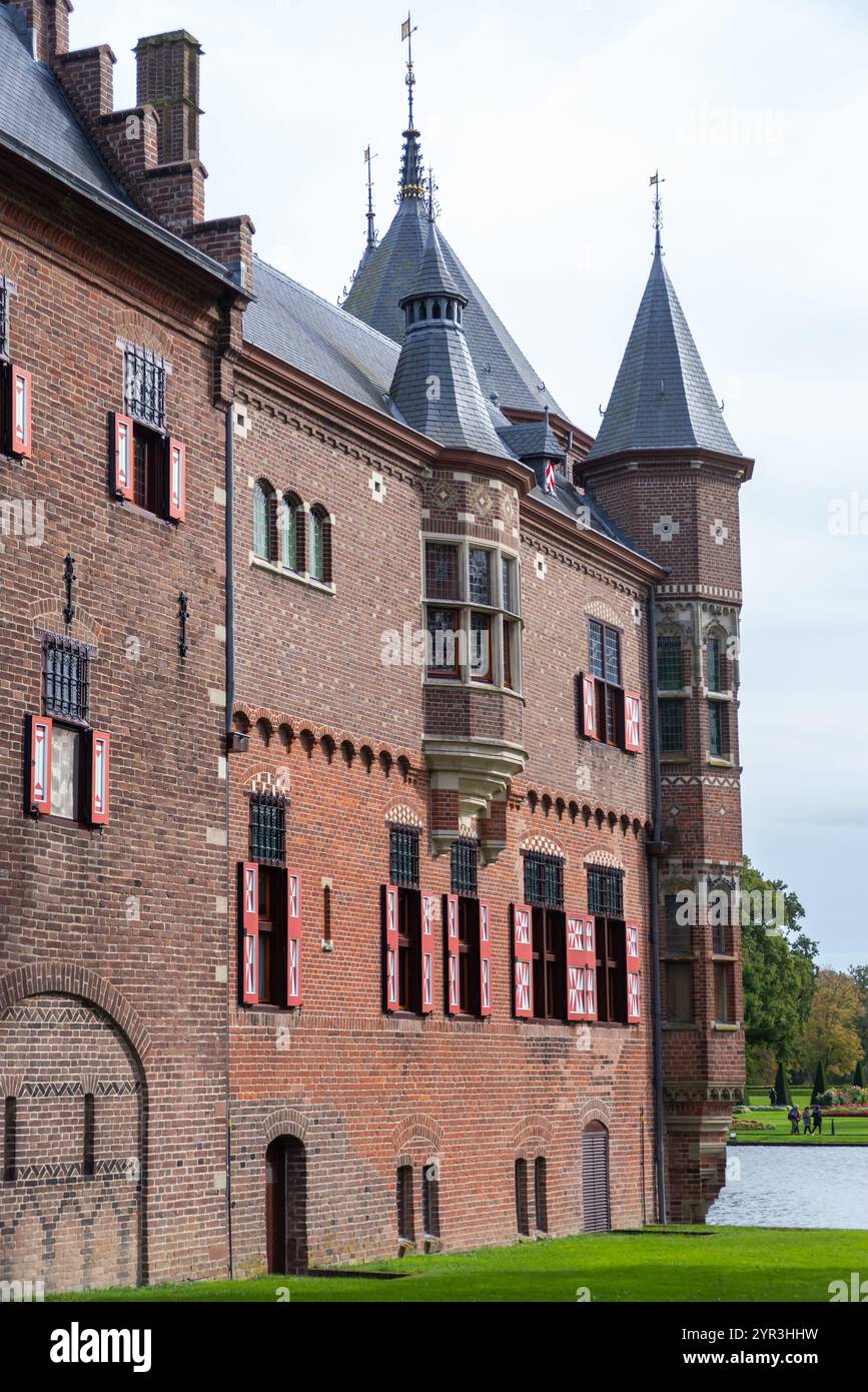 Kasteel de Haar, uno splendido castello medievale nei Paesi Bassi, caratterizzato da una grandiosa architettura, giardini lussureggianti e una ricca storia. Perfetto per escursioni ed eventi Foto Stock