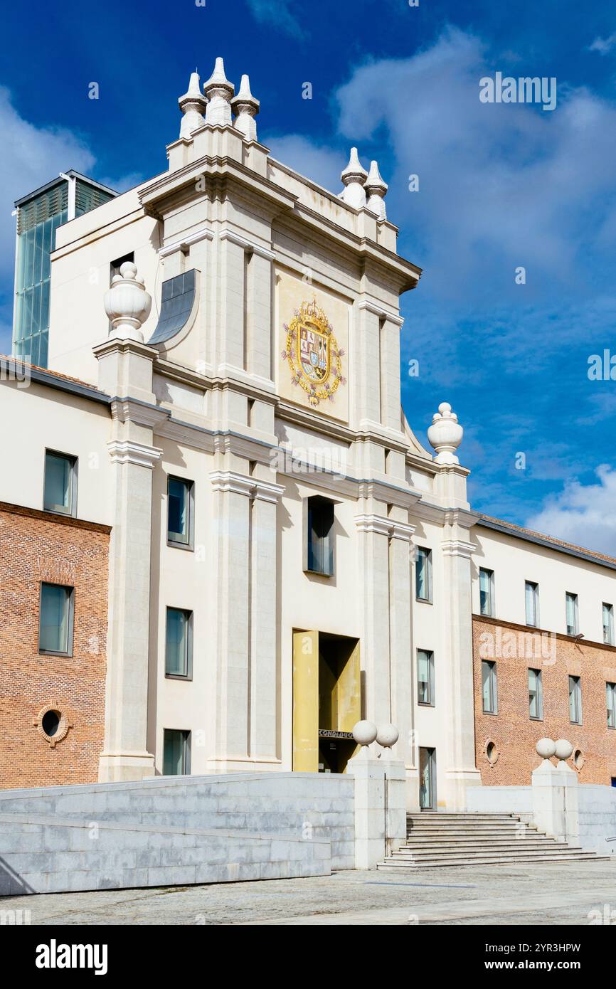 Madrid, Spagna - 1 novembre 2024: Il cortile del Centro culturale Conde Duque. È uno dei principali centri culturali della capitale Foto Stock