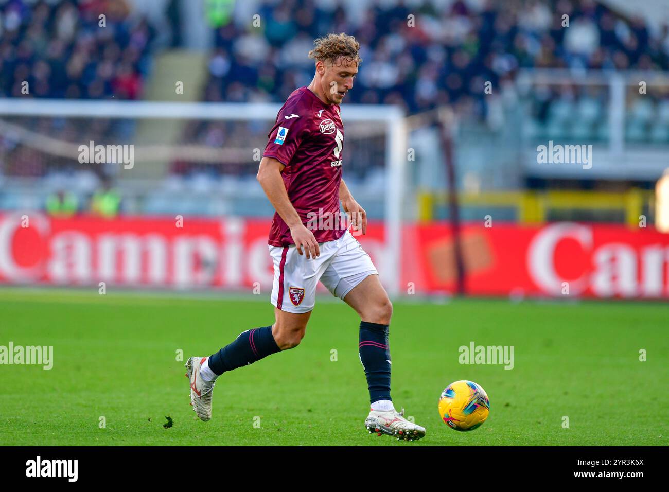 Torino, Italia. 1 dicembre 2024. Mergim Vojvoda di Torino visto durante la partita di serie A tra Torino e Napoli allo Stadio Olimpico di Torino. Foto Stock