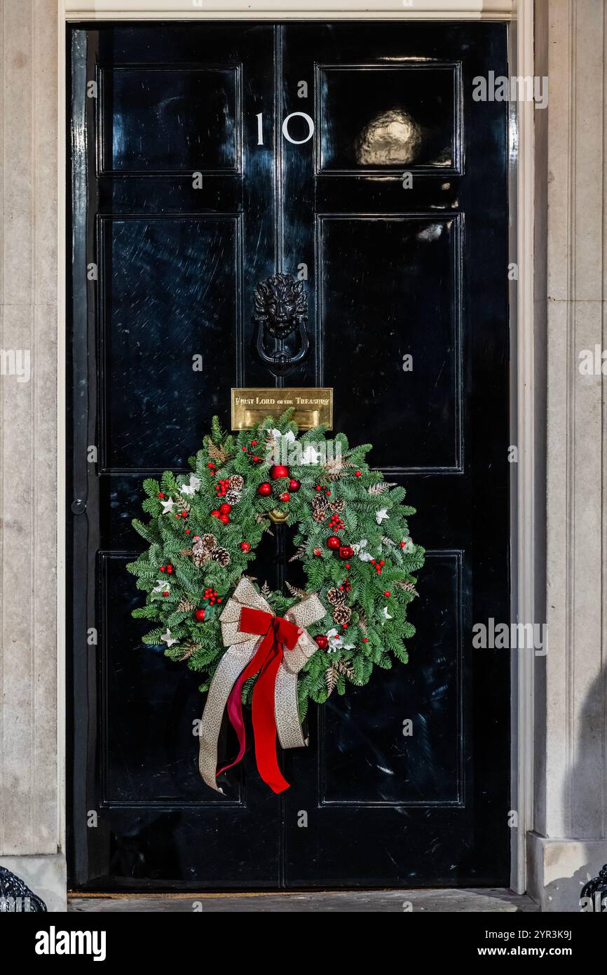 Londra, Regno Unito. 2 dicembre 2024. La corona di natale sulla porta d'ingresso - al primo ministro Sir Keir e alla signora Starmer si uniscono lavoratori del servizio sanitario nazionale, famiglie militari e membri della polizia per accendere le luci natalizie di Downing Street. Crediti: Guy Bell/Alamy Live News Foto Stock