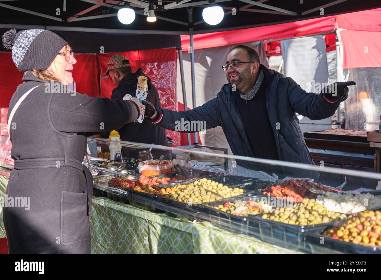 Un chiosco che vende pancake marocchini e tè alla menta nell'esotico mercato interno del sabato nel quartiere dei teatri del centro di Anversa Foto Stock