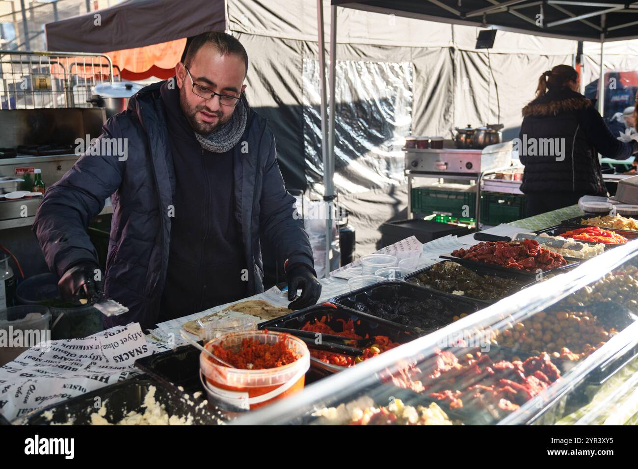 Un chiosco che vende pancake marocchini e tè alla menta nell'esotico mercato interno del sabato nel quartiere dei teatri del centro di Anversa Foto Stock
