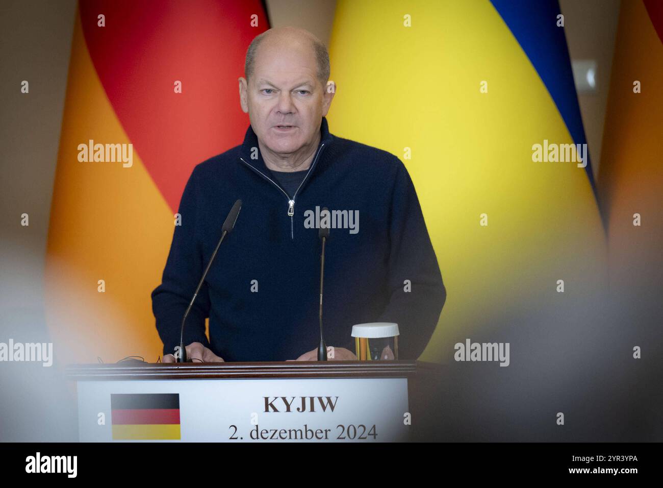 Bundeskanzler Olaf Scholz besucht Praesident Wolodymyr Selenskyj a Kiew Bundeskanzler Olaf Scholz besucht Praesident Wolodymyr Selenskyj a Kiew AM 02.12.2024. Il Presidente dell'Ucraina incontra il Cancelliere federale tedesco. Foto:Ufficio presidenziale dell'Ucraina via SVEN SIMON Fotoagentur GmbH & Co Pressefoto KG Prinzess-Luise-Str. 41 45479 M u e l h e i m / R u h r Tel. 0208/9413250 Fax. 0208/9413260 GLS Bank BLZ 430 609 67 KTO. 4030 025 100 IBAN DE75 4306 0967 4030 0251 00 BIC GENODEM1GLS www.svensimon.net Kiew Ucraina *** il Cancelliere federale Olaf Scholz visita il presidente Volodymyr Selenskyj Foto Stock