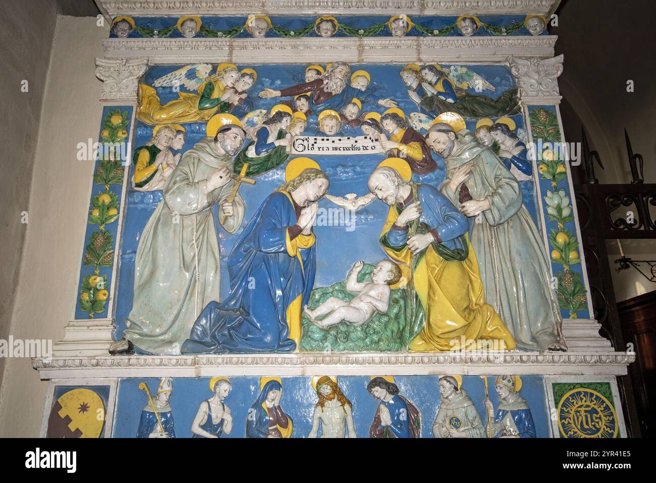 La Natività con San Francesco e Sant'Antonio, ceramica smaltata di Andrea della Robbia, Cappella di Santa Maria degli Angeli, Santuario della Verna, Toscana, Italia Foto Stock