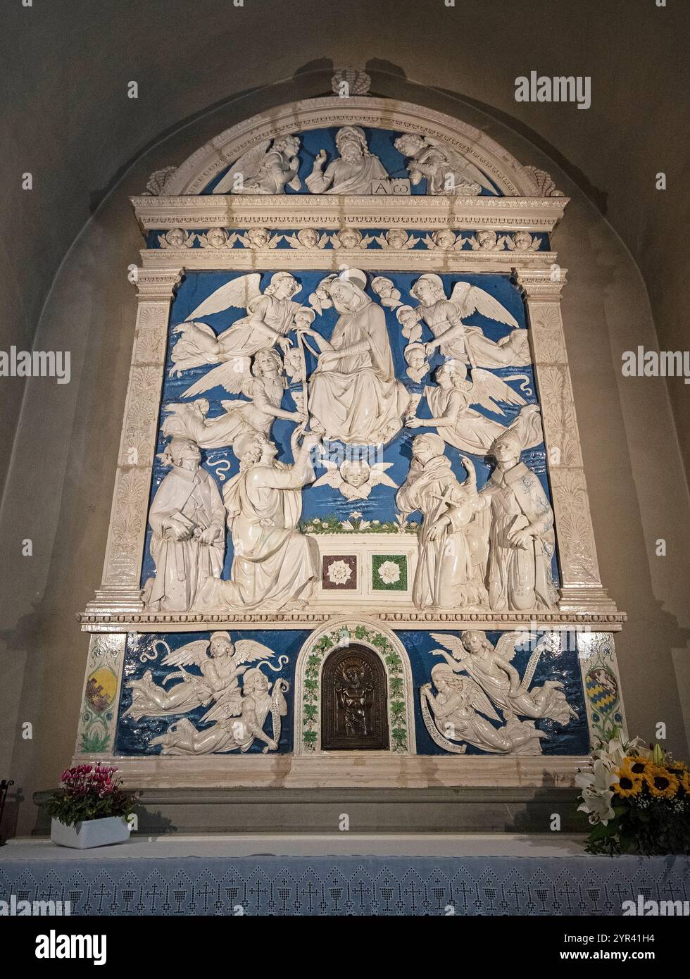 Assunzione della Vergine, terracotta smaltata di Andrea della Robbia (1435 - 1525), Cappella di Santa Maria degli Angeli, Santuario della Verna, Toscana, Italia Foto Stock