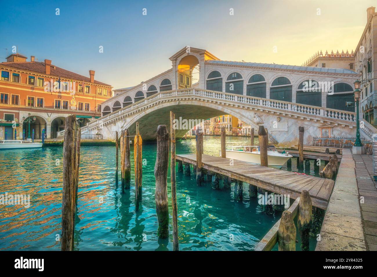 Il Canal grande di Venezia e l'architettura del ponte di Rialto all'alba. Regione Veneto, Italia, Europa. Foto Stock