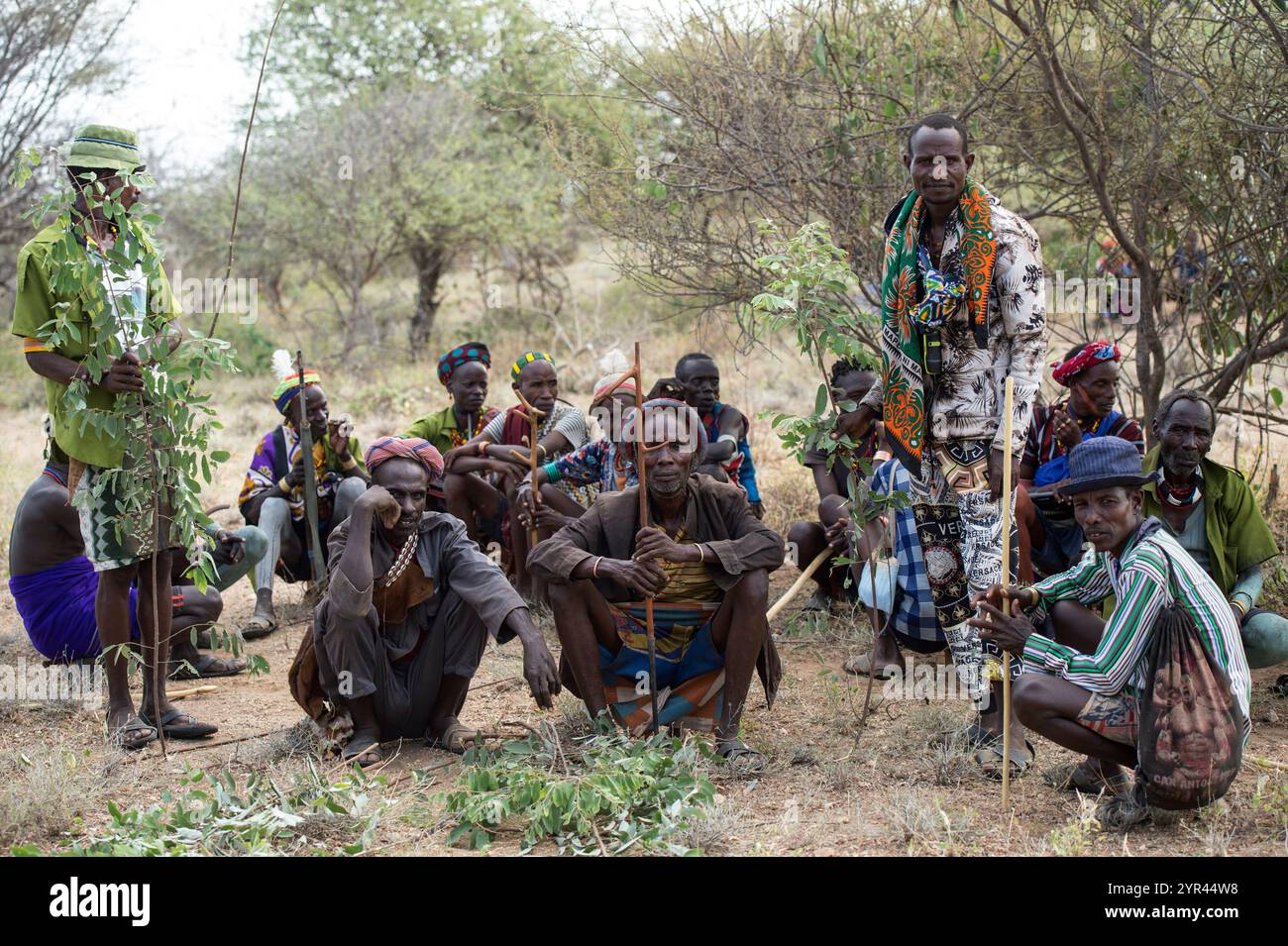 Pastori del gruppo etnico Hamer in attesa dell'inizio della cerimonia di salto dei tori, nella valle meridionale dell'Omo, in Etiopia Foto Stock