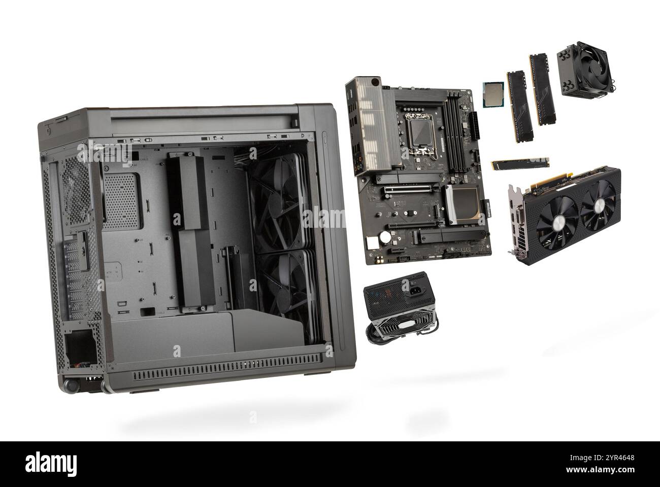 Componenti principali del computer, studio realizza parti per la costruzione di PC desktop isolati su sfondo bianco. Big case, scheda madre, CPU, memoria, refrigeratore, SSD Foto Stock