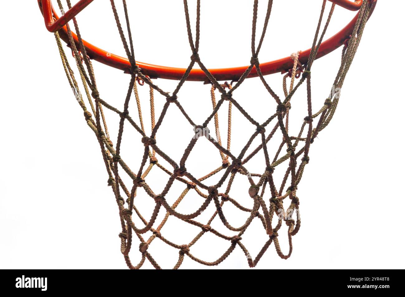 Canestro da basket illuminato dal sole con rete bianca Foto Stock