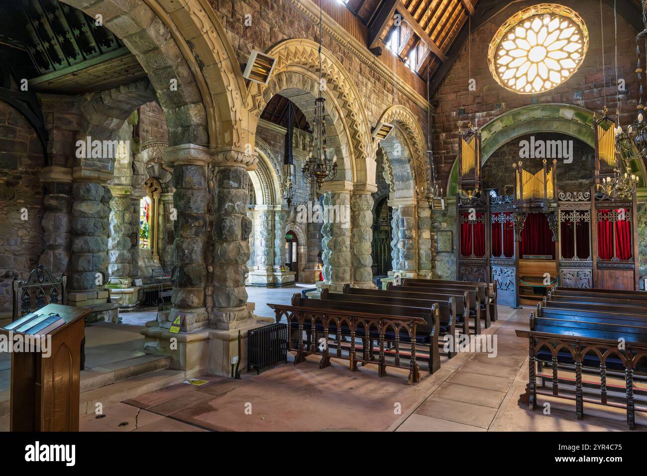 St Conan's Kirk nave con i suoi elaborati archi scolpiti e lo schermo ornato per organo ad Argyll e Bute, Scozia, Regno Unito Foto Stock