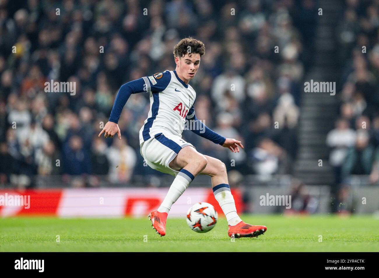 Londra, Inghilterra. 28 novembre 2024. Archie Gray (14) del Tottenham Hotspur visto durante la partita di UEFA Europa League tra il Tottenham Hotspur e LA Roma al Tottenham Hotspur Stadium di Londra. Foto Stock