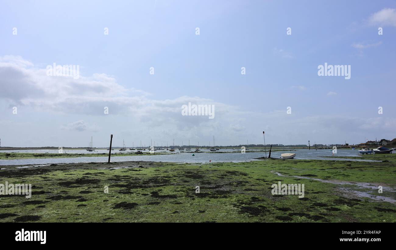 Emsworth, Hampshire, Inghilterra. 26 agosto 2024. Ampia vista della spiaggia e del porto sotto un cielo blu con alcune nuvole. Foto Stock