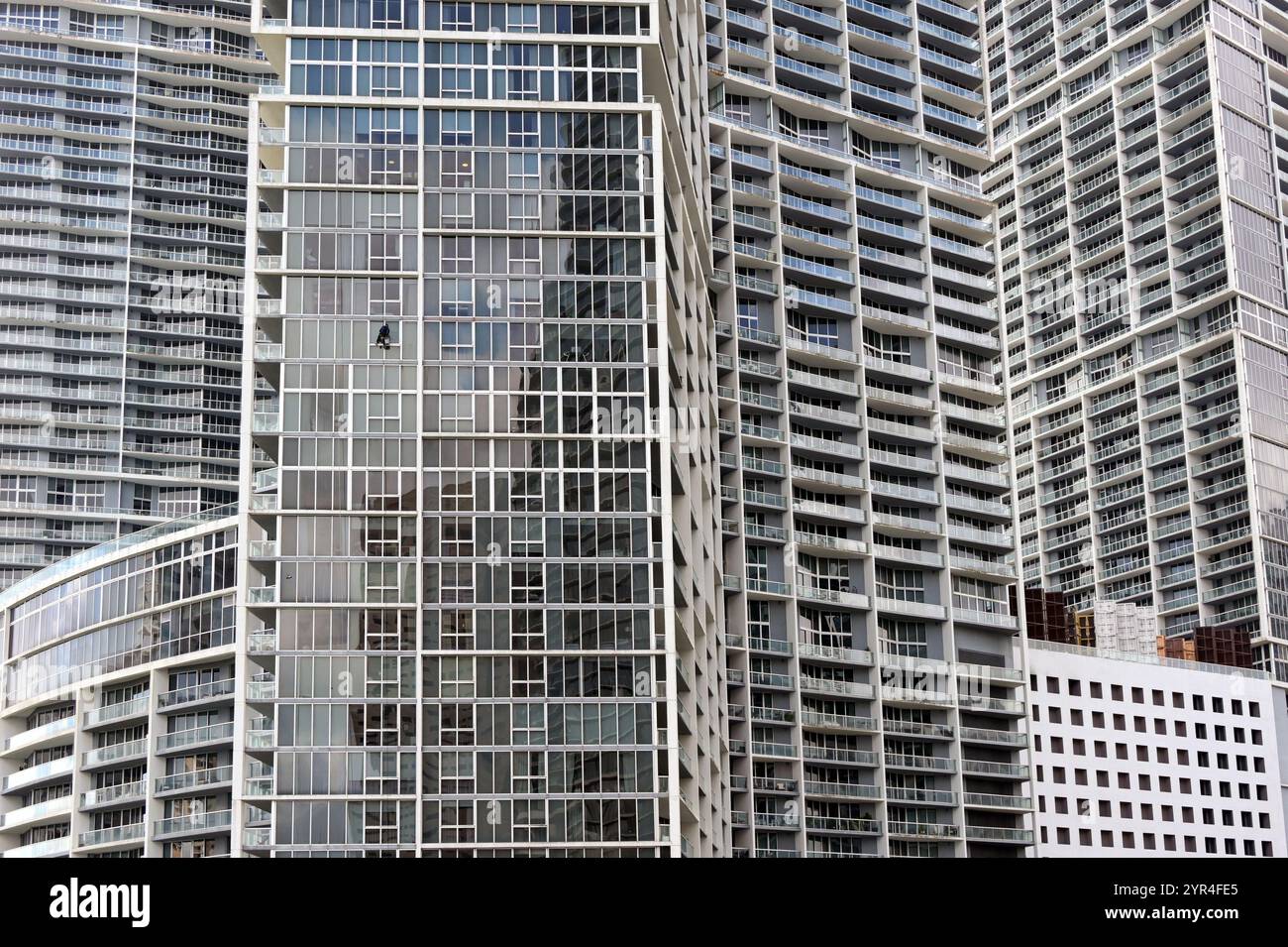 Miami, Florida, Stati Uniti - 1° dicembre 2023: Vista esterna degli edifici adibiti a uffici e appartamenti nel centro di Miami. Una persona sta pulendo le finestre Foto Stock
