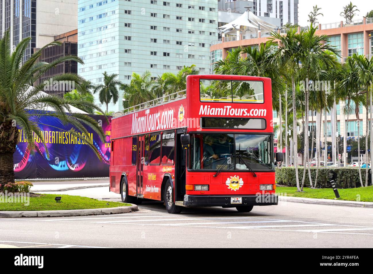 Miami, Florida, Stati Uniti - 1 dicembre 2023: Autobus turistico a due piani in auto nel centro di Miami. L'autobus è gestito da Miami Tours. Foto Stock