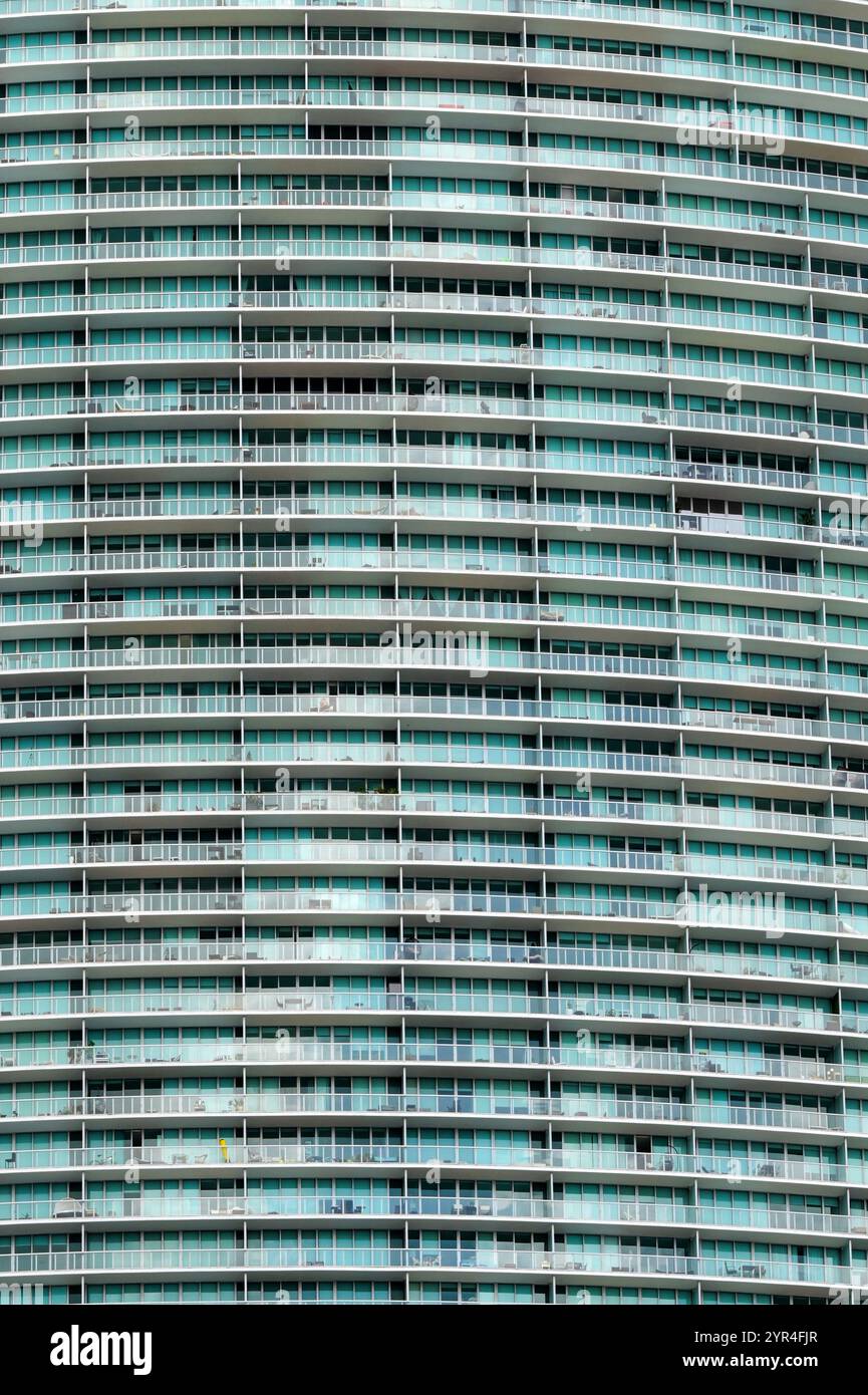 Miami, Florida, Stati Uniti - 2 dicembre 2023: Facciata di un alto condominio con balconi nel centro di Miami Foto Stock