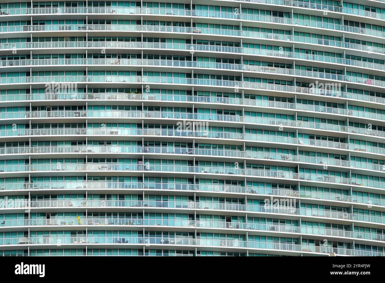 Miami, Florida, Stati Uniti - 2 dicembre 2023: Facciata di un alto condominio con balconi nel centro di Miami Foto Stock