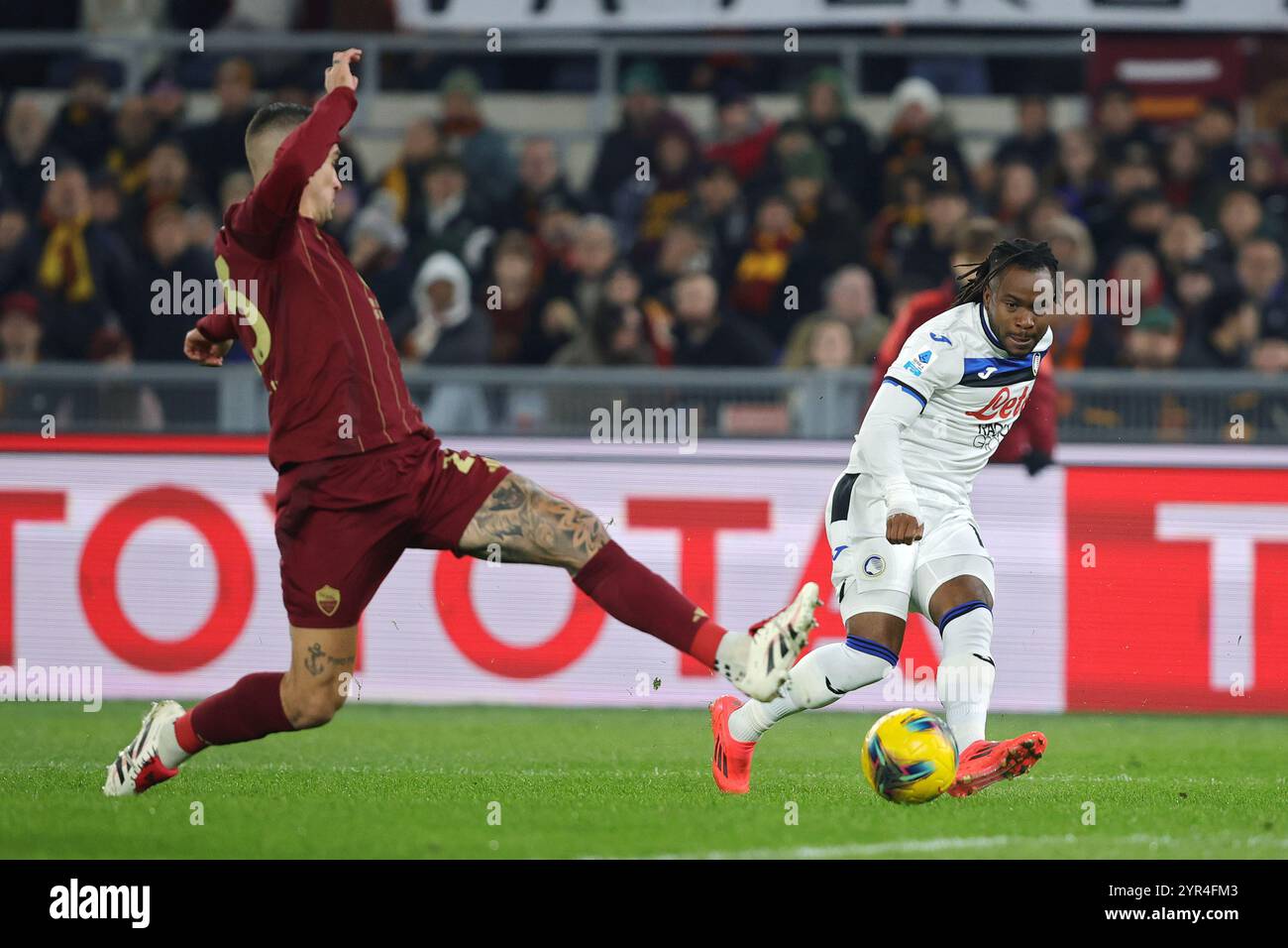 Roma, Italia. 2° dic, 2024. Ademola Lookman dell'Atalanta calcia la palla durante la partita di campionato italiano di serie A tra AS Roma e Atalanta BC il 2 dicembre 2024 allo Stadio Olimpico di Roma. Crediti: Federico Proietti / Alamy Live News Foto Stock