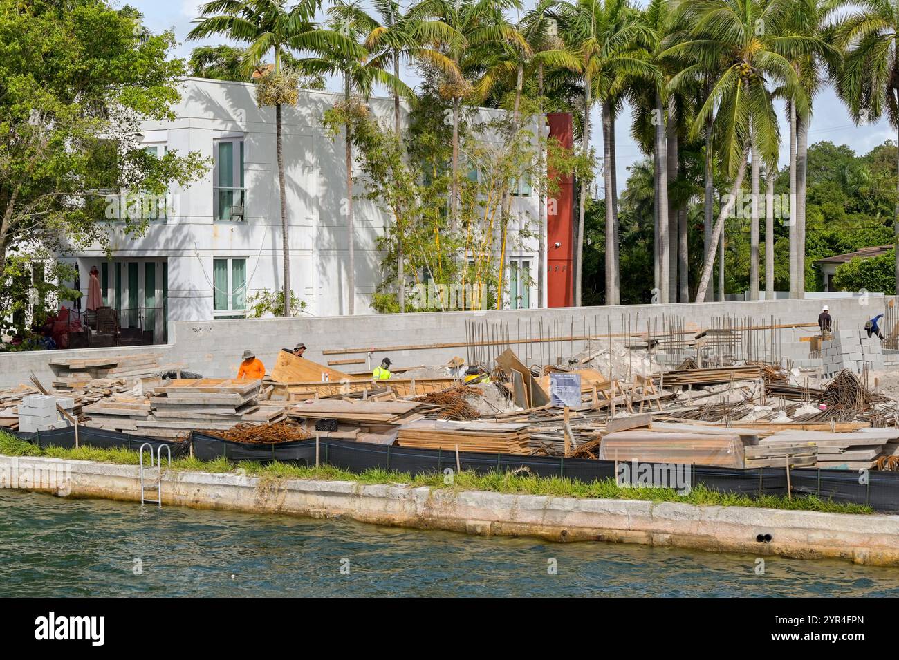 Miami, Florida, Stati Uniti - 1 dicembre 2023: Operai edili sul sito di una nuova casa di lusso sul lungomare di Miami Foto Stock