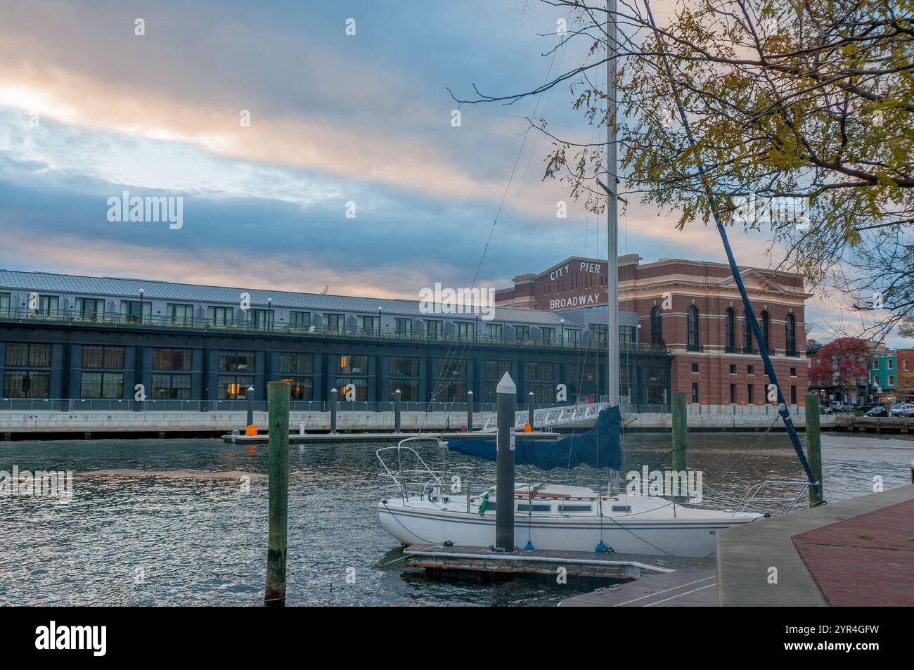 Molo cittadino e barca a vela , Fells Point, Baltimore MD USA Foto Stock