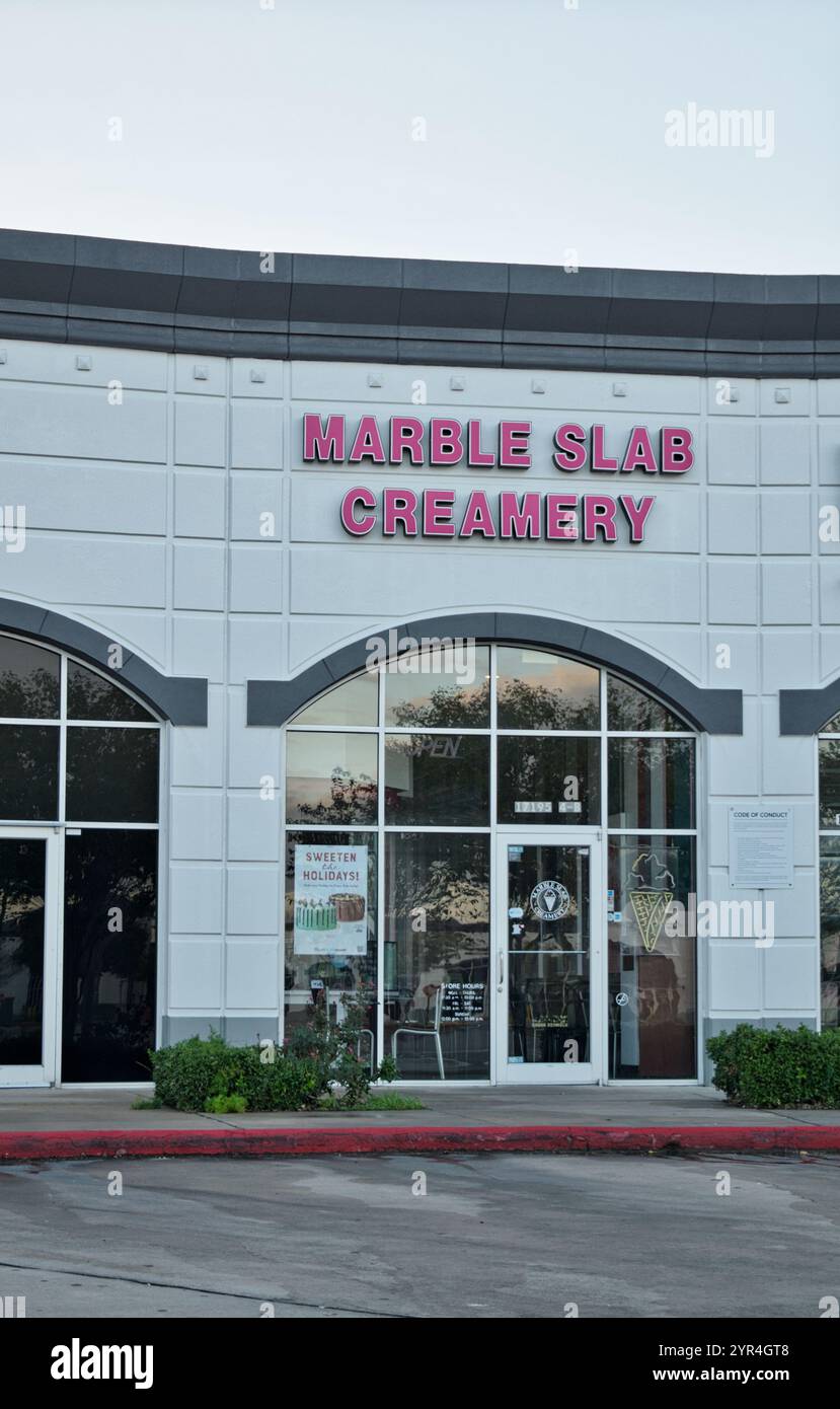 Houston, Texas Stati Uniti d'America 11-24-2024: Gelateria esterna del magazzino Marble Slab Creamery. Foto Stock
