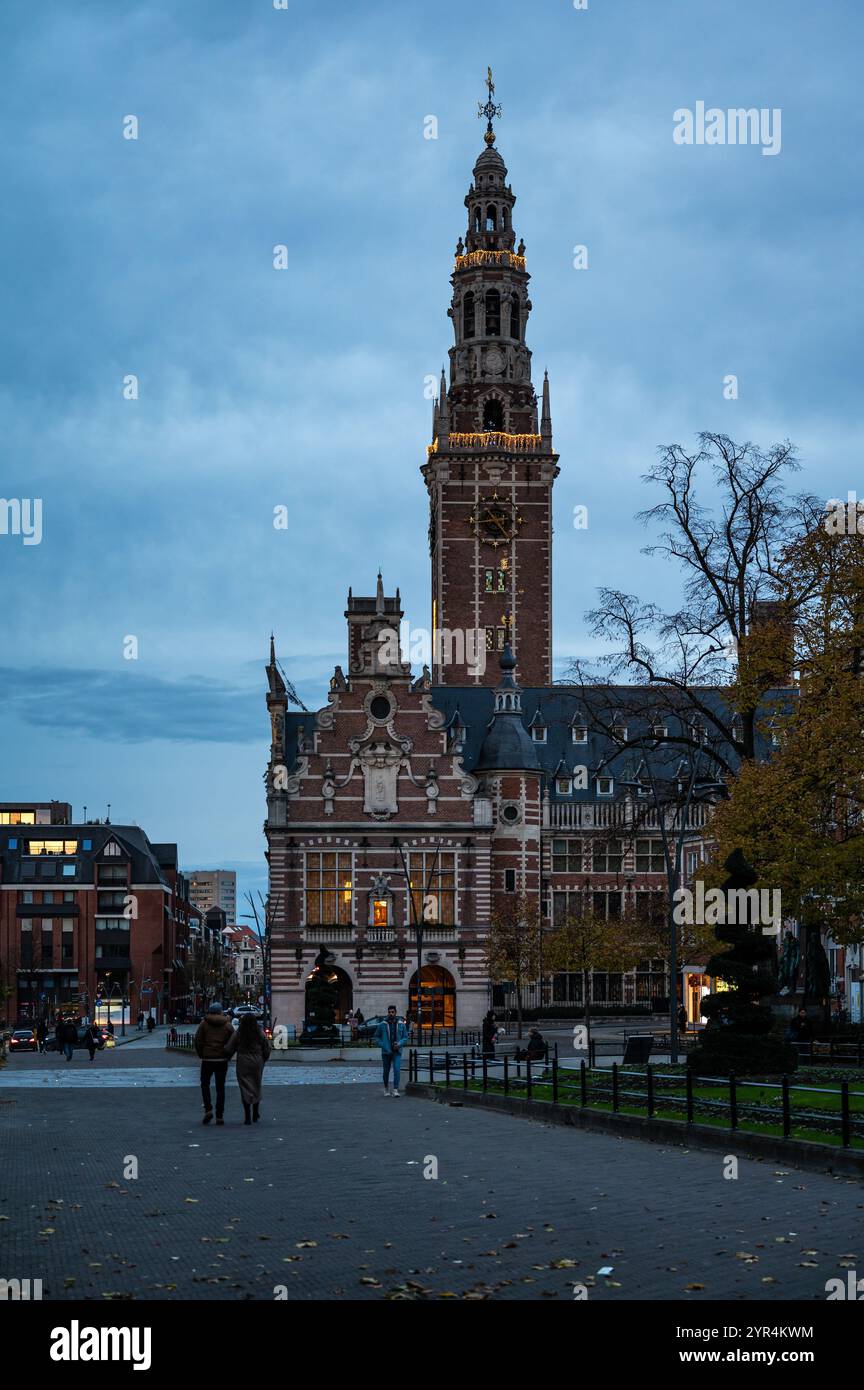 Biblioteca Tower of the iniversity di notte a Lovanio, regione del Brabante fiammingo, Belgio, 23 novembre 2024 Foto Stock